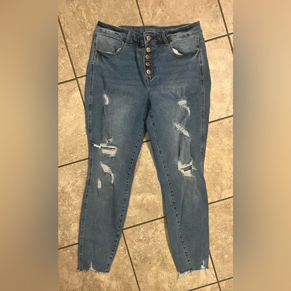M JEANS DISTRESSED WOMEN SIZE LARGE